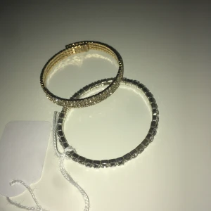 Glittriga armband - Två olika armband, ett silvrigt, ett guldigt. 