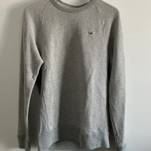 Grå hollister tröja - Grå hollister tröja Storlek S använd fåtal gånger kan funka för storlek M också