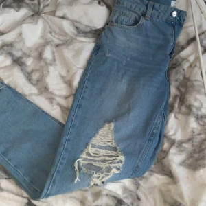 Blåa mom jeans med hål  - Oandvända mom jeans med hål, jag på bilden är 168 cm ☺️💕 skriv om det är några funderingar 