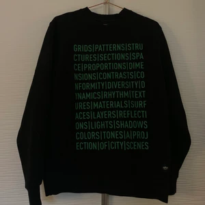 Tröja - En mjuk tjocktröja köpt här på plick som tyvärr inte passade mig. fint skick och väldigt mjuk🥰 det står storlek XS på den men skulle mer säga att den är en S/M. frakt på 79 kr som köparen betalar för och bara skicka om du vill ha fler bilder❤️