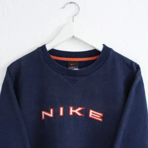 Nike vintage  - NY ANNONS PÅ MIN PROFIL Säljer min snygga vintage Nike sweater!  Första och sista bilden är lånad✨ Fint skick men somsagt vintage så den är lite urtvättad! 