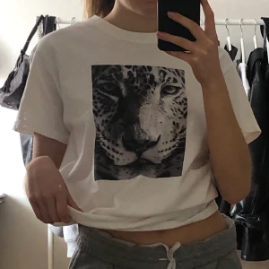 Vit t-shirt  - T-shirt från the cool elephant🐘🐘🐘 storlek S men sitter såhär på mig som normalt har xs✨💞