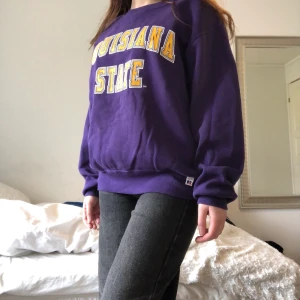 Vintage collegetröja - Vintage collegetröja från Beyond retro i mörklila med gult tryck. Storlek M men sitter bra på mig som brukar ha xs/s. Bra skick!