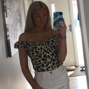 topp från nelly - Säljer denna fina topp från nelly som går att ha offshoulder som jag har på bilden eller på sylarna så man får som en fyrkantig skurning. 