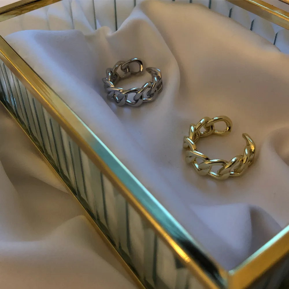 Ringen kommer i silver- och guldplätering. Ringen är justerbar och går att reglera i storlek. Pris 65 kr st. Frakt avgift tillkommer på 20 kr, fri frakt vid köp över 200 kr. Kika in på min instagram @tbjwlry och beställ smyckena i dm där ⭐️😍. Accessoarer.