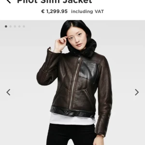 G-star Raw jacka - G-star Pilot Relax i brun mocka med beige fårskinn inuti, svarta läderdetaljer.  Strl.S men jag skulle säga att den passar mer XS, ganska slim. Sparsamt använd och i fint begagnat skick.  Obs, första bilden är lånad, endast för att visa hur jackan ser ut på.   Nypris 13000 kr 