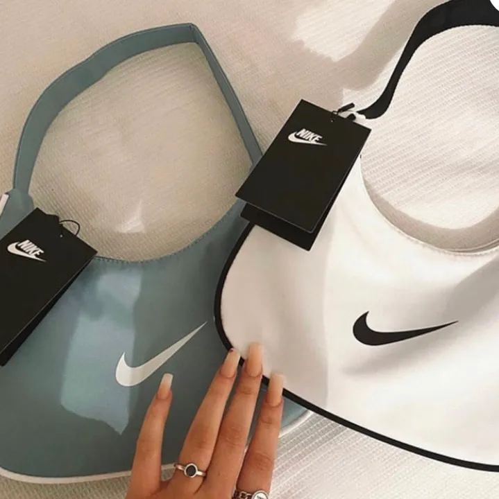 Super snygga Nike väskor, aldrig använda prislappen kvar!🤎 den vita finns kvar, buda i kommentarerna✨. Väskor.