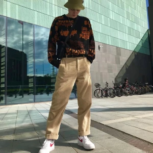 Wide leg manchester weekday byxor - Wide leg manchester byxor från Weekday. Storlek 32 (medium / 48). Knappast använda, bara några få användningar. Väldigt bra skick. Original pris 600kr