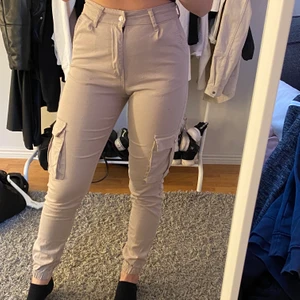 MADLADY cargobyxor - Beiga cargobyxer ifrån madlady i strl XS. Säljer pågrund av att dem är för små. Dem är normala i storleken och inga fel på dem. Använt ett fåtal gånger. Köparen står för frakten 