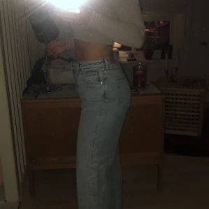Jeans - Superfina och sköna jeans från mobil i modellen Yoko. Storlek 30 och har själv klippt så längden passar bra på mig (164). Använda ca 3-4 ggr så väldigt bra skick. Säljer då de är för stora för mig! Fraktkostnad tillkommer. Nypris 400! Om flera är intresserade så skriv bud i kommentarerna
