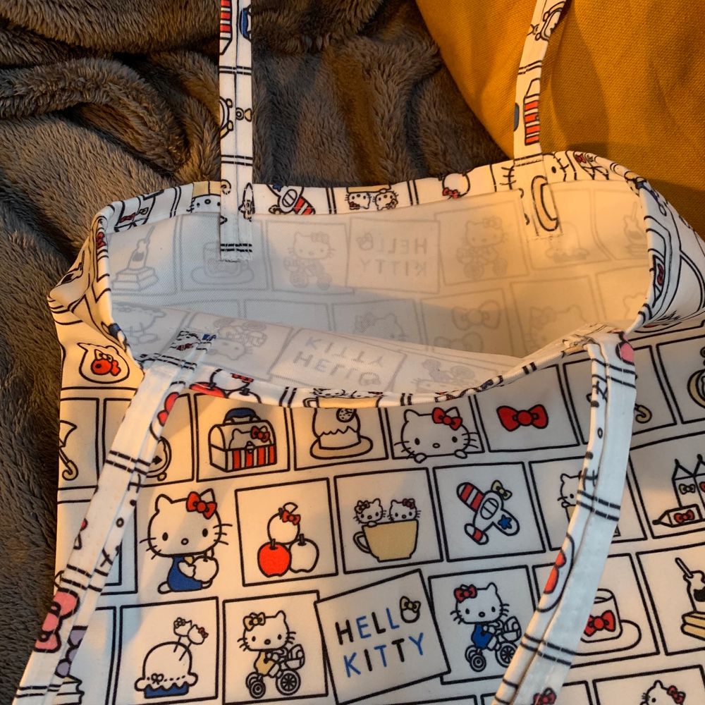 en super supersöt handgjord Hello kitty tygpåse jag sydde själv 🥰  👸🏻 125kr inklusive frakt 💕 först till kvarn. Väskor.