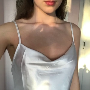 satin klänning - aldrig använd