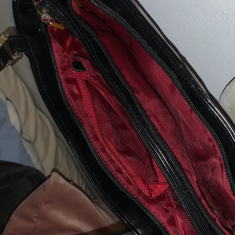 En snygg väska med två fack och ett litet fack i ett av facken!✨✨✨ 180kr inklusive frakten!❤️❤️❤️. Väskor.