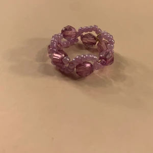 Egengjord ring - Super fin egengjord ring som finns i flera färger och storlekar. Skriv privat om du är intresserad av att se bild på flera färger. 20kr st + frakt på 11 kr. 