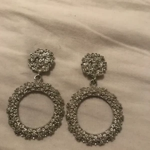 Supersnygga örhängen.  - Älskar dessa örhängen, dessa är använda 1 gång,är så gott som nya. Köpta för 200kr. Säljer för 50