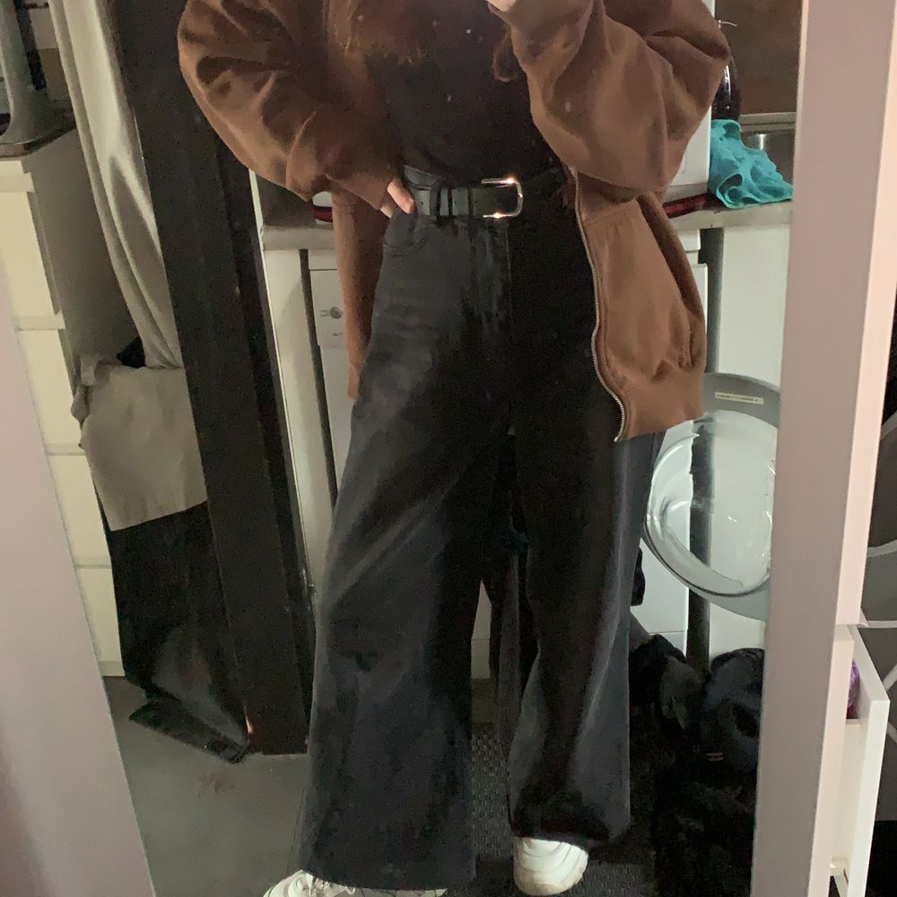 säljer dessa svarta baggy jeans från shein då jag beställde fel storlek. jag klippte till dem lite då dem var lite för långa, har använt typ en gång och dem är helt nya så jag skulle säga att dem är i perfekt skick! jag är 1,65cm o byxorna är i strlk S alltså typ strlk 38. köparen står för frakten. priset kan diskuteras . Jeans & Byxor.