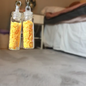 Örhängen - Örhängen glitter i glasflaska. Frakt 12kr