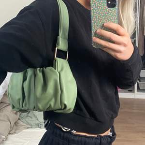 Säljer denna gröna väska från asos. Bra size och får plats med mobil, plånbok osv. Säljer då jag har allldelleeeesss för många väskor 🙄🙄 Köpt på asos BUD: 350kr inkl frakt💕💕