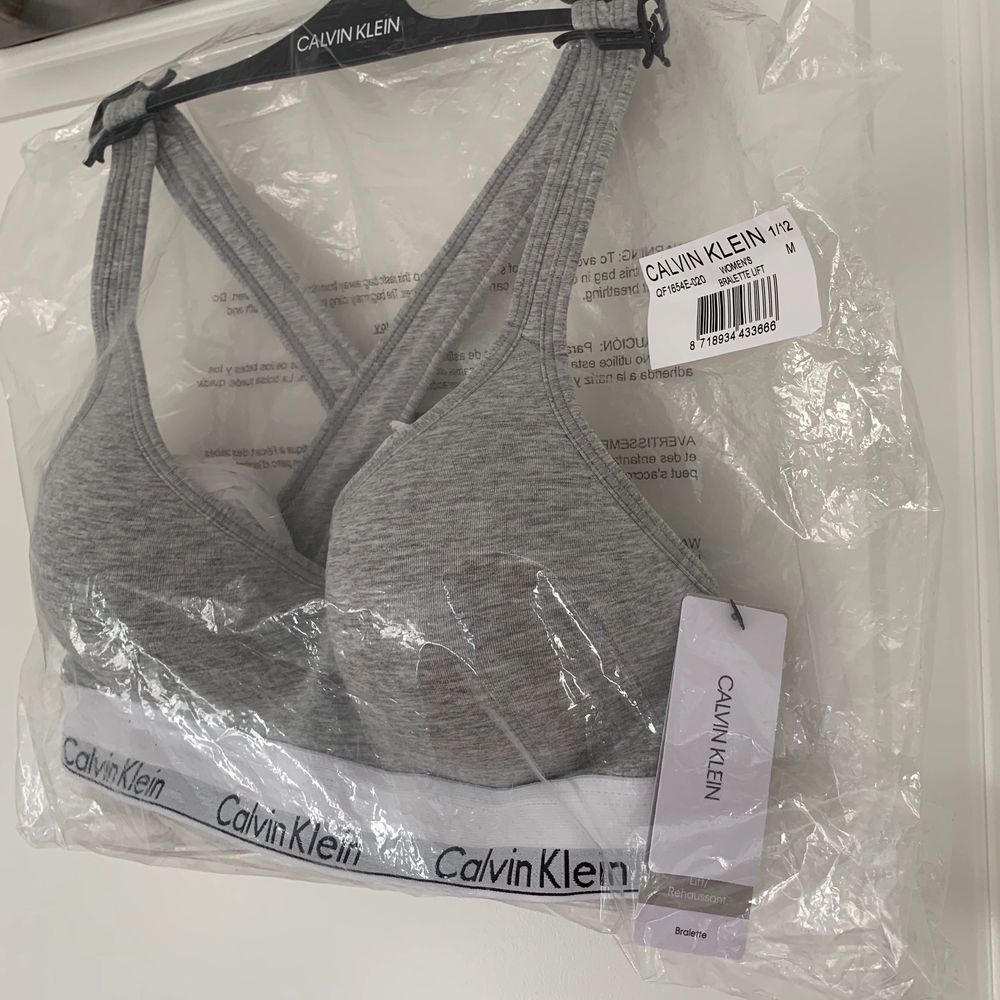 Hej! Säljer denna Helt nya CK bh-n köpt på Zalando för 399kr men säljer den för endast 160kr + frakt (45kr)eftersom jag råkade beställa 2 stycken, och så hann jag inte skicka tillbaka denna. Den är i Storlek M. Skulle säga att den passar för A, B och C kupa. (Om fler är intresserade, lägg bud i kommentarsfältet). Toppar.