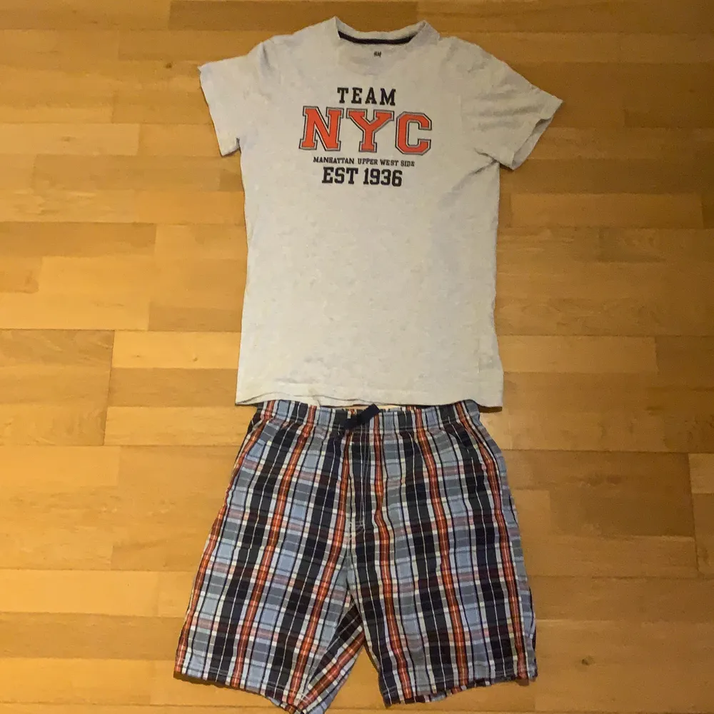 Ett pyjamas sätt med shorts från H&M, inte de bästa märket men de kommer säkert se stylish ut po dig :). Övrigt.