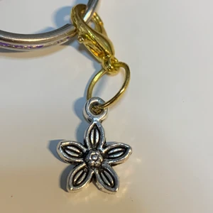 Nyckelknippa-Blomma - Super söt nyckelknippa med blommmotiv! Köparen står för frakt!