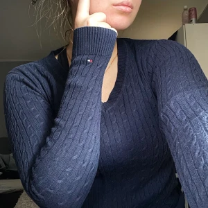 marinblå Tommy hilfiger tröja - Super mysig och fin stickad tröja från Tommy hilfiger! Bra kvalite och fåtal använd! Lite V-ring