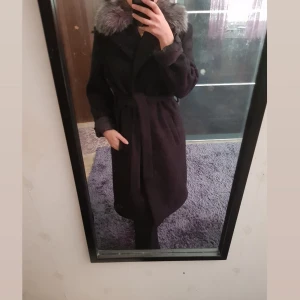 Kappa med päls  - Kappa med päls otroligt fin men för lång för mig som är 153cm. Skriv privat för ytterligare frågor. Nästan oanvänd. Köpt för 700kr. Funkar för en 38:a och 36:a också. Man kan även ta bort pälsen om man vill så! 