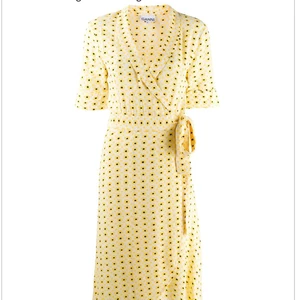 GANNI gul omlottklänning - Gul omlottklänning från GANNI, använd ett fåtal gånger (fler bilder kommer) 