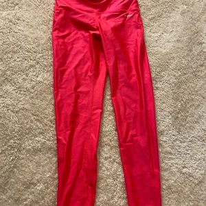 Byxor - Säljer dessa rosa träningsbyxor eftersom dom aldrig använts,kanske använda 1-2 gånger så är därför i bra skick,dom är lite kortare än vanliga träningsbyxor tror jag,dom är även stretchiga, skriv privat för bilder eller frågor💓💓🦋
