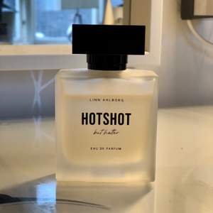 ✨Intressekoll✨ Funderar på att sälja Linn Ahlborgs senaste parfym Hotshot but Hotter då det inte riktigt är min doft. 400kr + frakt. Vid många intresserade blir det budgivning! 