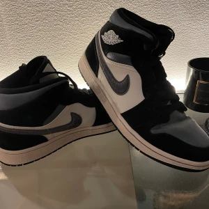 Jordan Air 1 - Säljer ett par superfina Jordans air 1 i stl 42! Skulle säga att stl passar någon mellan 39-42 då jag egentligen har stl 39💞. Färgen är lite grå glittrig/skimmrig och även svart och vit. Väldigt fräscha, endast använda några fåtal gånger! Pris kan diskuteras vid snabb affär!;) 