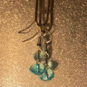 Hangjorda ljusblåa pärlörhängen - Hangjorda minimalistiska ljusblåa pärlörhängen med silver hängen✨💙