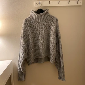 Stickad tröja från H&M - Säljer en superfin tröja i grått från H&M! 🖤 Tröjan är en storlek m, men beroende på önskad passform skulle jag säga att den passar en s-l 😍