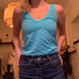 Snyggt linne från humana - Blått linne från humana med deras prislapp kvar. Den är hög i ryggen kan skicka fler bilder om det önskas. Frakten är 44kr