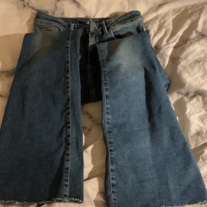 Flare jeans från bikbok! - Dem är i superbra skick! Köpta för typ 2 år sedan men de har inga defekter! Storlek XS! De är inte direkt lågmidjade men de är inte heller högmidjade! Super snygga! Buda från 150kr!🤎