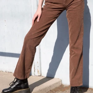 Super fina bruna brandy melville byxor! - Super manchester snygga byxor! Med lågmedia och bootcut! Messa innan du köper! Köpare står för frakt eller kan mötas i södermalm 