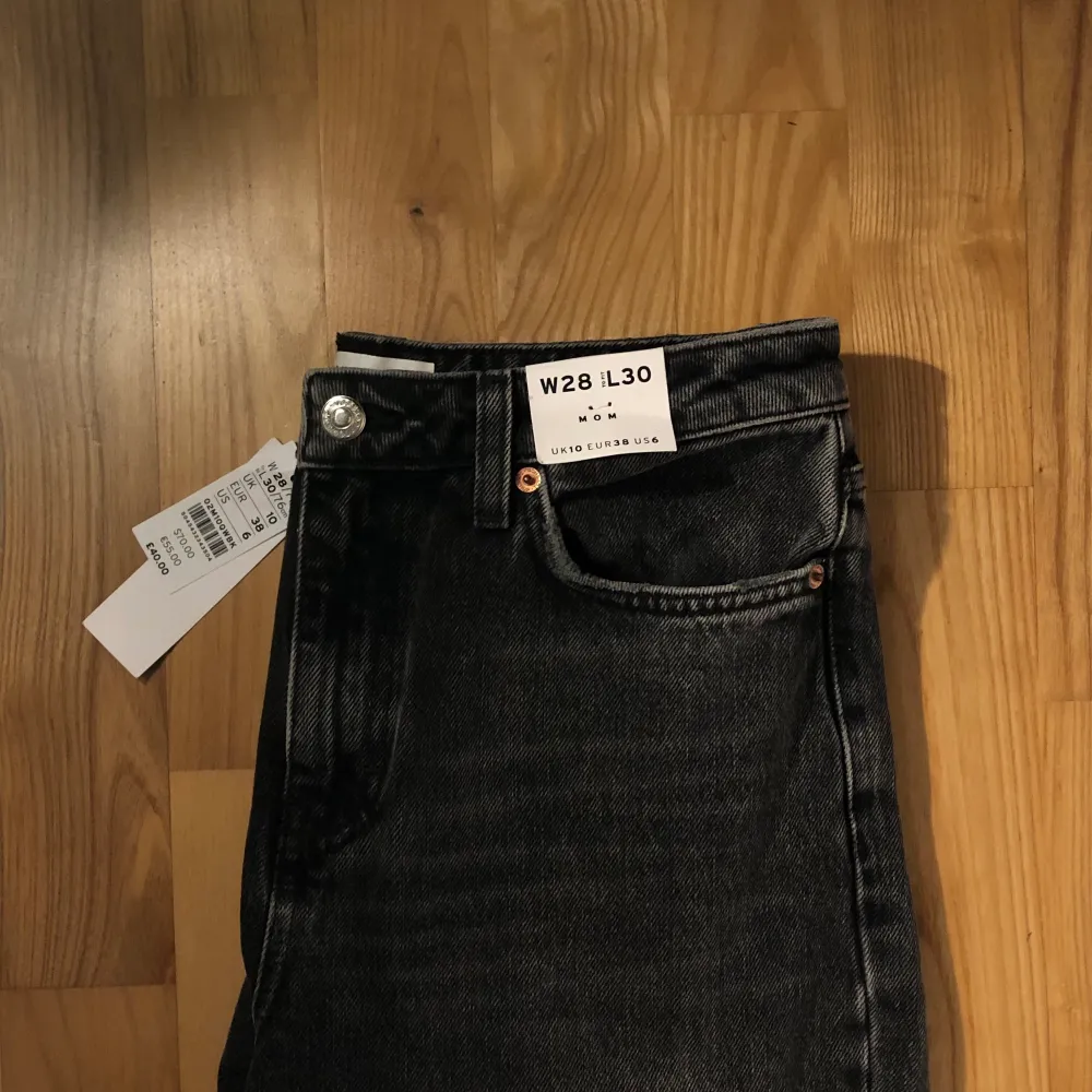 Säljer dessa svarta mom jeans från top shop. Helt oanvända med alla lappar kvar. Nypris 40 euro!. Jeans & Byxor.