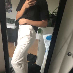 Kostymbyxor strl 34 - Finabenvita kostymbyxor från ginatricot i storlek 34. Säljer pga att de är lite stora i midjan