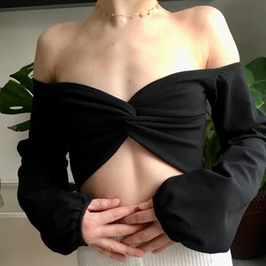 Söt top från NLY trend - Världens snyggaste top från Nelly trend!! Säljer då den aldrig kommit till användning:( frakt tillkommer❤️❤️