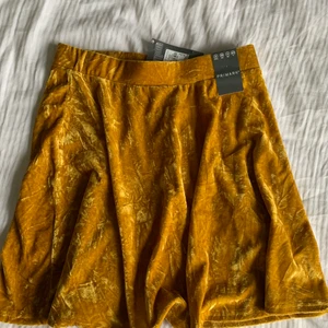Gul kjol  - En fin gul kjol i sammetliknande material! Köpt på primark. Helt ny med prislapp kvar. 