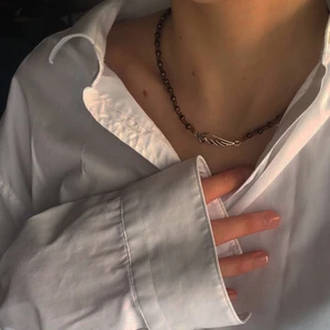 Halsband  - Brunt pärlhalsband med fjäderberlock🤎 egengjorda av mig, kontakta vid intresse eller frågor! 89kr, frakt ingår i priset🧸 1 sålt, finns som beställningsvara