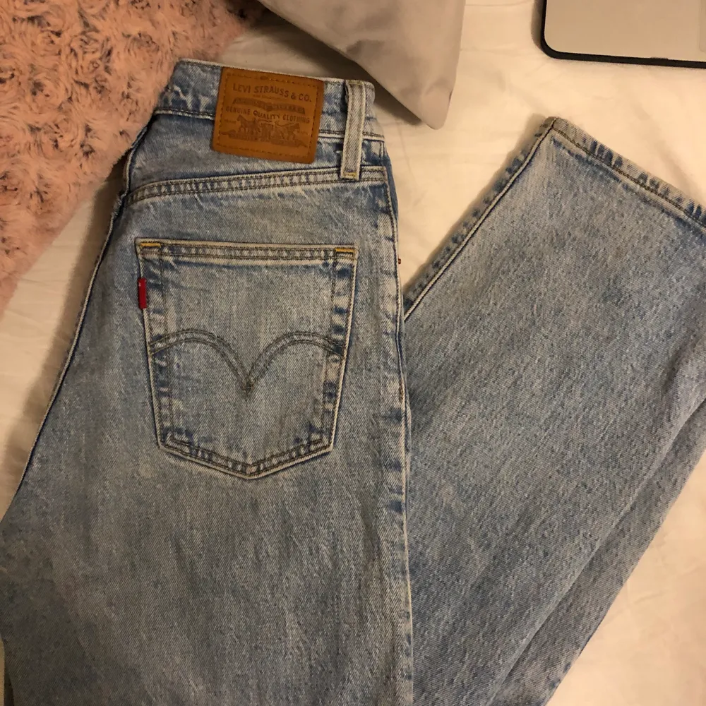 Jätte snygg levis jeans i storlek 23 men passar även 24. Köpta för mindre än ett år sedan och nypriset är 1200 kr. Sitter så bra och är i jättebra skick!! Köparen står för frakten💗 De är i modell Ribcage Straight. Jeans & Byxor.