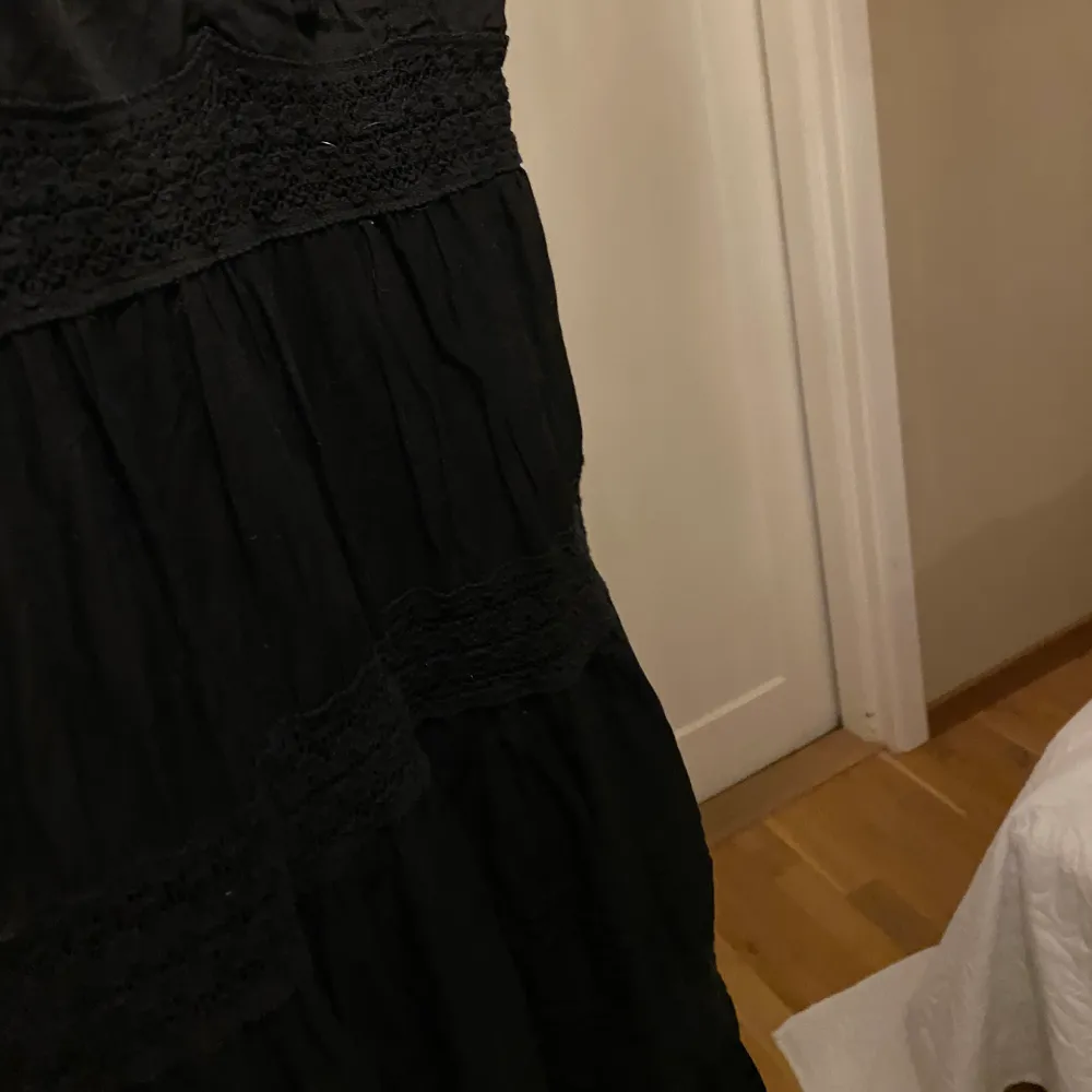 Säljer denna svarta klänning från Lindex. Aldrig använd och i superfint skick. Den liknar klänningen på sista bilden. Säljer för 50kr+frakt✌🏼🥰😆🤝. Klänningar.