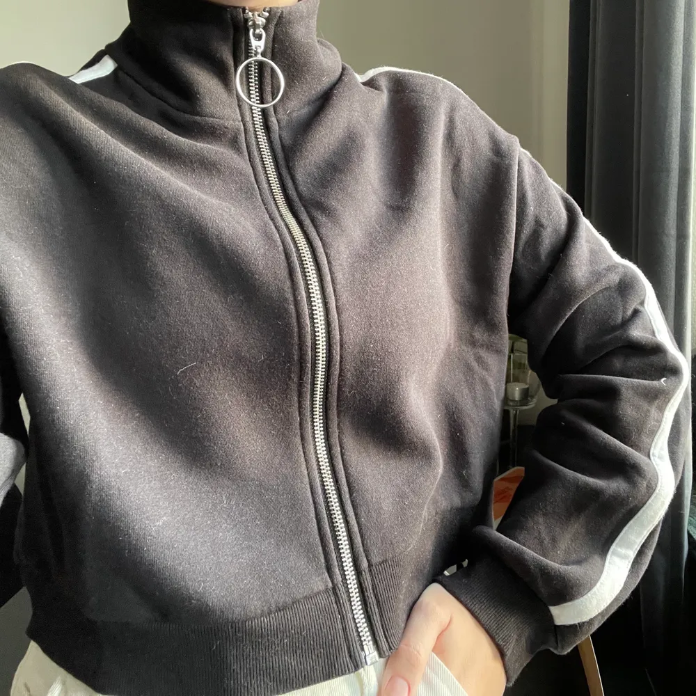 Säljer denna fina croppade hoodie med coola revärer på armarna! Köpt från H&M, väldigt bra skick😍 säljer den då det inte riktigt är min stil längre . Tröjor & Koftor.