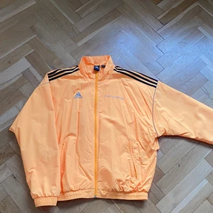 Adidas gosha jacka.  - Tja. Säljer denna exklusiva adidas x gosha jackan. Den är storlek s men sitter oversized medium. 
