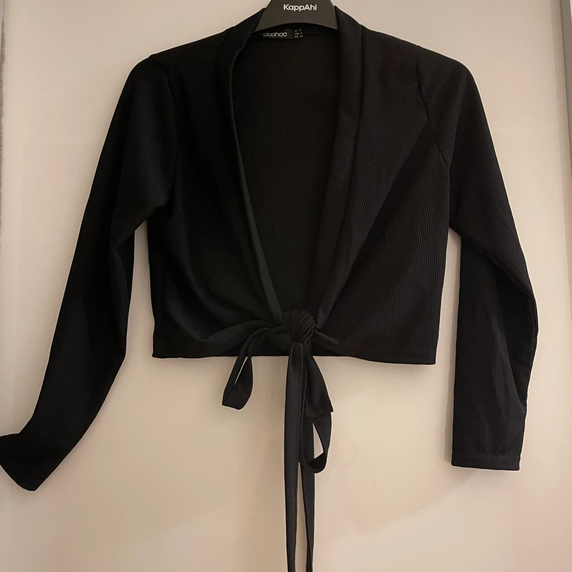 Två magtröjor ifrån Boohoo, svart och vit.