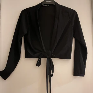 Två magtröjor ifrån Boohoo, svart och vit. - Storlek 40/M. Båda för 100. En för 80kr.