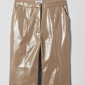 Skinnbyxor ”fejk”  - Säljer att par fina beiga ”fejk” skinnbyxor från Weekday. Knappt använda och i bra skick. Frakt tillkommer! 