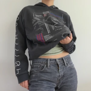 Grå Hoodie - 🌏JAG STÅR FÖR FRAKT🌍 Super snygg hoodie från märket Brooklyn’s Own; herr storlek så sitter mer som en dam L. Super mysig och passar bra till jeans. Säljer eftersom den inte kom till så mycket användning som jag trodde. Köpt för ca 399kr och säljer för 200kr inkl. frakt! Tveka inte på att kontakta mig om du undrar något eller vill diskutera priset :) 