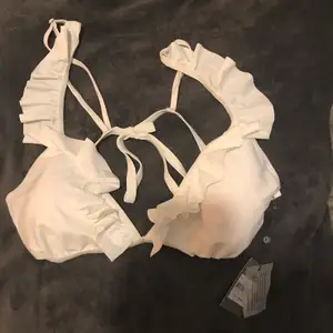 En vit bikini överdel med prislapp kvar, aldrig använd, från Åhléns ! 💕